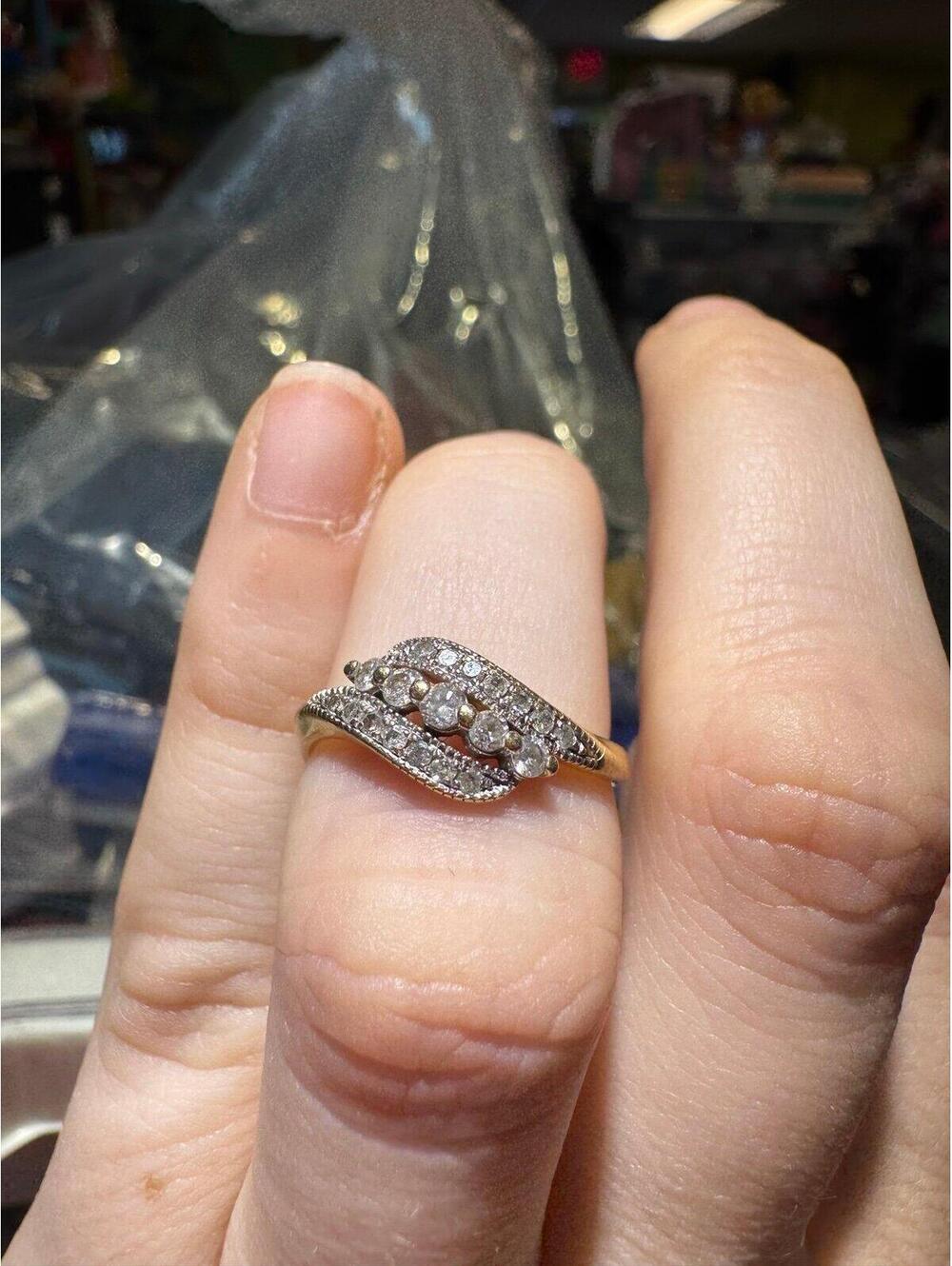 10k yellow gold ring with 5 diamonds in center with split style band diamonds
